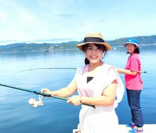 【徳島県鳴門市】1日1組限定！ 瀬戸内の絶景の海を眺めながら貸し切りの海上筏で手ぶらでフィッシング＆BBQ 「アオアヲ ナルト リゾート」のご当地アクティビティ