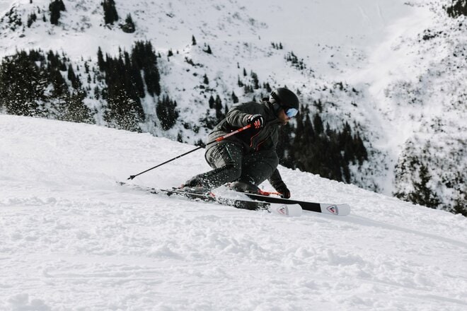 【ROSSIGNOL（ロシニョール）】やはりロシニョールは冬が似合う！  今シーズンも多彩なウェアでスノーシーンの主役に！の画像002