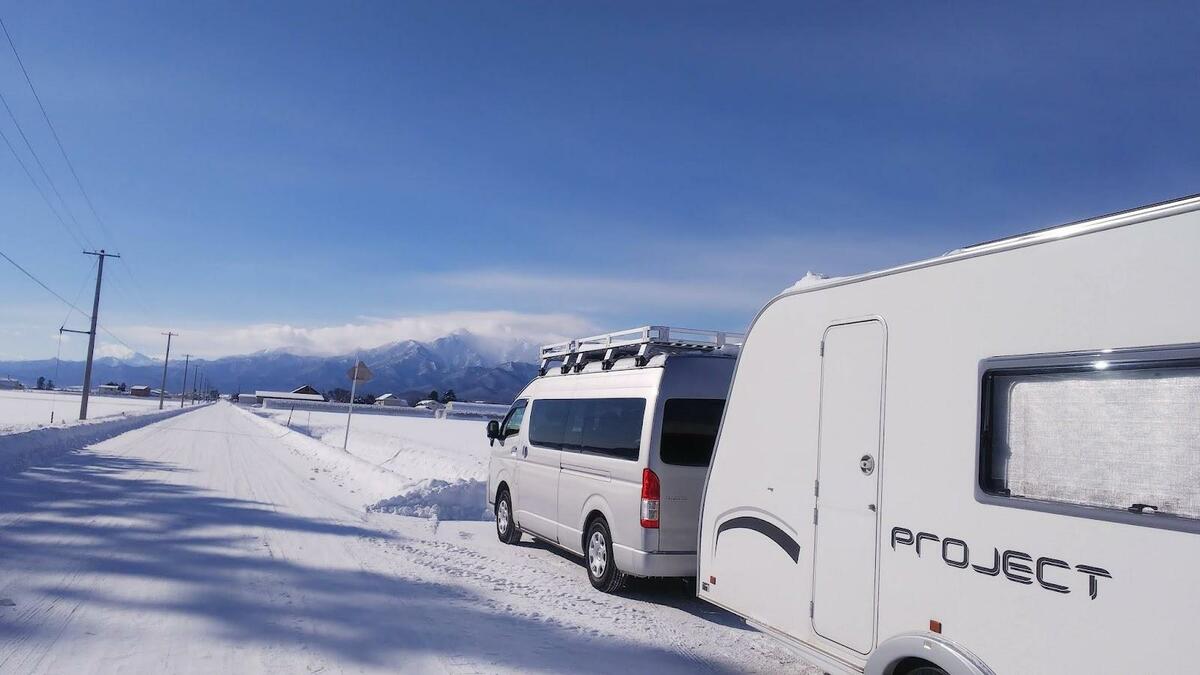 4人掛けダイナーの 移動する家 感覚 ワンランク上のキャンピングカー トラベルトレーラー のメリット デメリット 正直体験レポート 概要 キャンプ ニュース Bravo Mountain