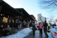 【つがいけマウンテンリゾート】最新情報 「人工降雪機13機」新規導入でいつでもハイコンディション！  “スキー場のクオリティ”と思うなかれ「大充実の必食グルメ」に舌鼓！