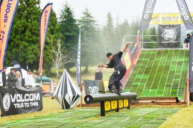 雪が待ちきれない！ 人工芝の上でプロが魅せる本気のスノーボードイベントをレポート【新潟県・2025年】の画像007