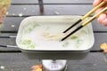 茹で汁だけで「トロットロ」？  ツナ缶×マルタイラーメン×ミーノの「鉄板トリオ」で作る即席キャンプ飯【缶詰博士の缶たん”CAN”P料理 vol.7】の画像004