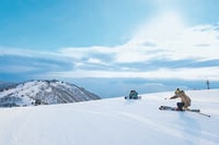 【びわ湖バレイ】日本最大の湖 × 雲海 × 白銀の異世界 “天空リゾート”〈滋賀県〉