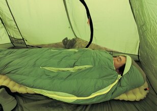 寒さ対策は「相性」が大事！ 寝具選びは「寝袋とマットをセット」と考えるのが正解【無人地帯の遊び方 vol.10】