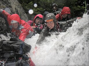 “大自然が教室、リアルな経験が教師 アウトドア活動のスペシャリストに”   信州で【アウトワード・バウンド】のプログラムが開催！  2025年