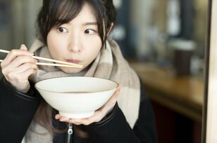 「駅そば最高！」AKB48 岩立沙穂が小諸で食べた鉄道会社直営の蕎麦に感動！【動画】「さっほーの日本全国駅弁の旅 」しなの鉄道・長野県小諸市