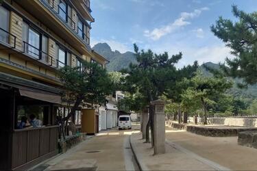 世界遺産の島「安芸の宮島」で絶景30分ハイキング！ 原始の森「弥山