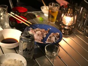 あわやアウトドア大惨事「タープが燃えた」！「小さな焚火」オイルランタンの「正しい使い方」とは？
