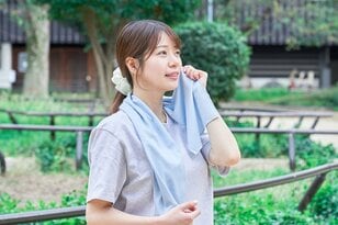 【ボトル内にある “冷却芯” がミソ！】タオルを巻いて＆体に当ててクールダウン！ 「氷タオルで瞬時に冷却 × 長時間キープ ヒヤシーナ」 Life on Products