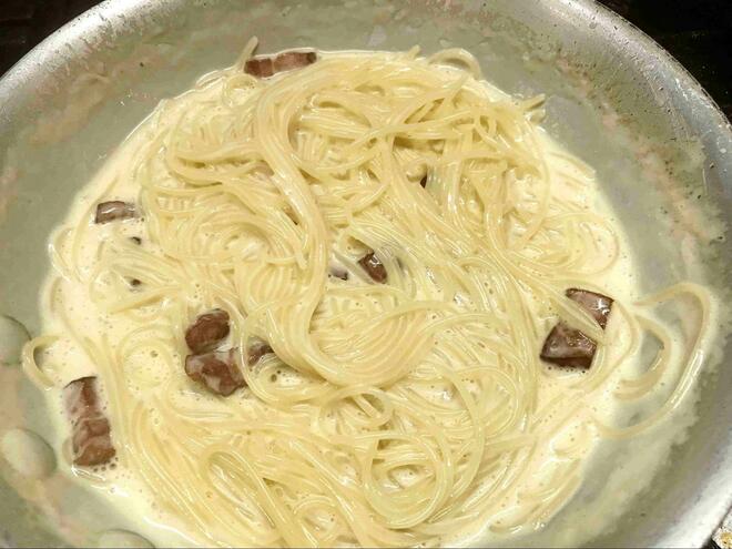 現役シェフが伝授する「生クリームなし」「フライパン1つ」の10分カルボナーラ【キャンプ飯】の画像002