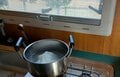ダイソー活用！  4つの「100均アイテム」他で作る「無駄なし車中飯」ラーメンライスの効率ワザ！  登山・キャンプにもOK「実践レポ」の画像001