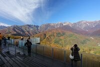 「白馬岩岳マウンテンリゾート」 大自然に飛び込むようなテラスから迫力の北アルプスを一望【紅葉フォトトレッキングガイド vol.5】長野県・白馬エリア