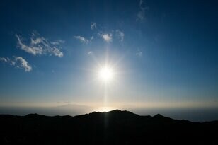 冬こそ行きたい “アルプス”登山！  神津島「天上山」登頂＆サイクリング「洋上のアルプス」絶景レポ！  トクする年末年始「フェリー上陸」伊豆諸島レポ