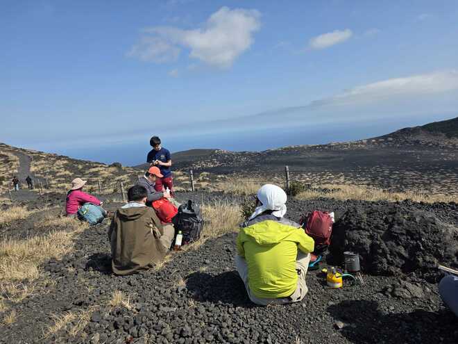 大島上陸！ 双葉社登山部、三原山ハイキングへ！ 「山も焼き肉も堪能！！ 浜松町から船便出発で1泊2日の伊豆大島 三原山登山」【双葉社登山部 山行レポート vol.4  後編】の画像009