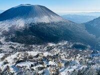山好きにお馴染み、冬の特大ガトーショコラ「浅間山」 まるでお菓子の世界？  一面の“パウダーシュガー”は絶景！「トーミの頭＆黒斑山」登山レポ