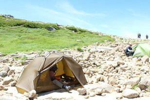 登山歴1年63歳「初のテント泊」挑戦に同行！  山頂は絶景でも…テント場「強風＆濃霧」に大苦戦「結果とは！？」 日本百名山「木曽駒ヶ岳」