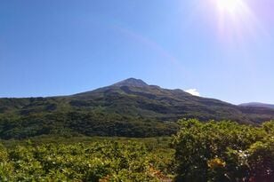10月上旬までがベスト「冬に登れない山」の絶景！  東北「冬季閉鎖」百名山ほか「紅葉ハイキング＆登山」3選
