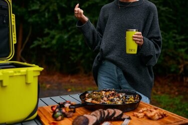 クーラーボックスの「YETI」から “ネオンイエロー” の新コレクション