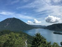 日光の隠れた名山「社山」美しすぎる帰路「中禅寺湖＆男体山」のパノラマ！　湖畔の洋館も見どころ「登山レポ」