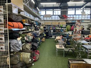 いまや宝の山！？  キャンプ道具「リユースショップ」活用法！  初心者なら定番セット、ベテランは垂涎のユニークギア発掘も！  売り場からレポート