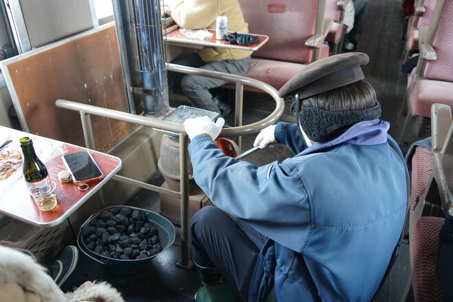 「列車の中でスルメを焼く！？」 津軽鉄道【ストーブ列車】旅！「5階建てビルの高さのねぷたが練り歩く街」五所川原【立佞武多】の大迫力 “現地レポ”の画像004