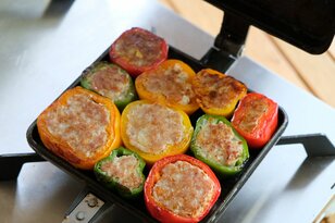 【ホットサンドメーカーで作る！】カラフルで可愛い「ひとくちサイズのピーマンの肉詰め」【季節の外ごはん vol.55】