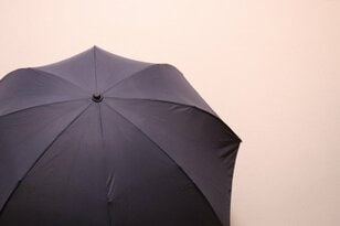 「スマホの半分！」超超軽量折りたたみ傘「驚異の76g」