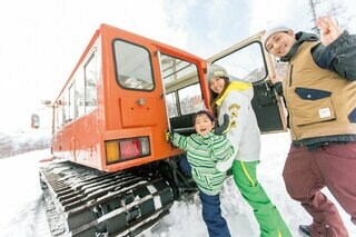 雪上車でゲレンデをまわる「雪上車体験」はファミリーに人気(有料、要予約