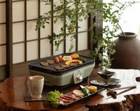 「炭火焼き」の美味しさを再現！ 手軽に本格焼肉が楽しめる「七輪」インスパイアのミニグリル【アラジン グラファイト ミニグリラー】