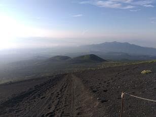 中腹でも「富士山」を存分に楽しめる登山プランはいかが？  マイカーOKの御殿場口から「宝永山」 圧巻の火口巡り＆下山は名物「大砂走り」！