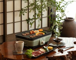 「炭火焼き」の美味しさを再現！ 手軽に本格焼肉が楽しめる「七輪」インスパイアのミニグリル【アラジン グラファイト ミニグリラー】