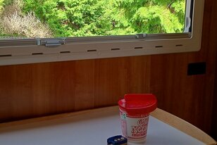 ダイソー活用！  4つの「100均アイテム」他で作る「無駄なし車中飯」ラーメンライスの効率ワザ！  登山・キャンプにもOK「実践レポ」