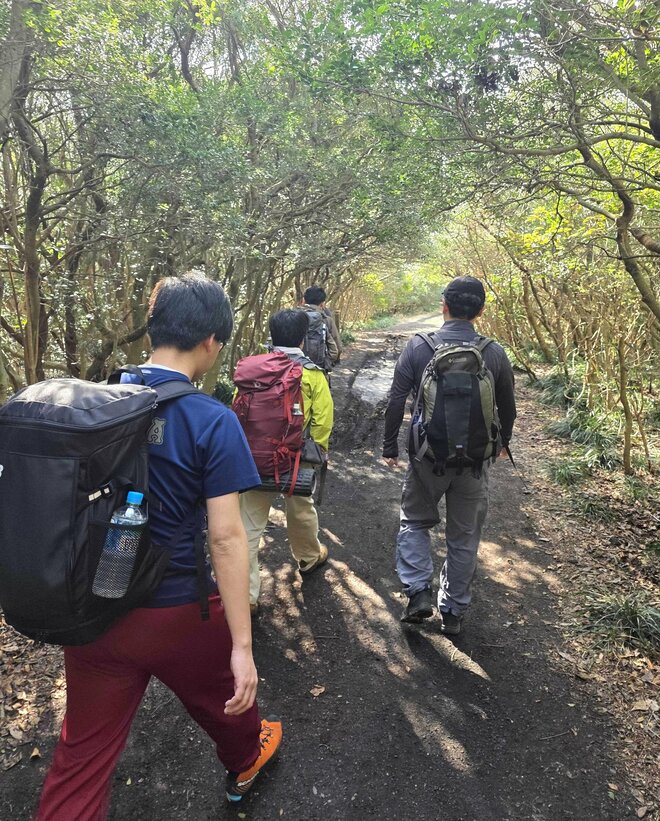 大島上陸！ 双葉社登山部、三原山ハイキングへ！ 「山も焼き肉も堪能！！ 浜松町から船便出発で1泊2日の伊豆大島 三原山登山」【双葉社登山部 山行レポート vol.4  後編】の画像003