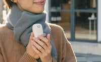 アウトドアでの、ちょっとした寒さに「電源ONから数秒」で発熱！ 「2モード」温度調整も使いやすい「モットル」ポータブル充電式カイロ