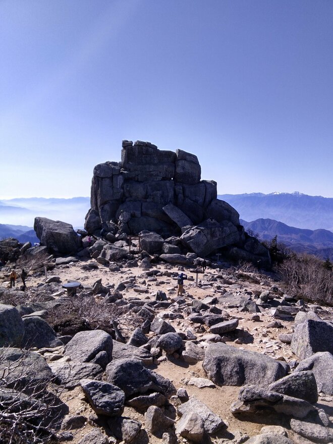 【秋山を満喫！日帰りで行く百名山・最終回】頂上には大岩を重ねたシンボル“五丈岩”  最短コースで目指す奥秩父の盟主「金峰山」の画像001