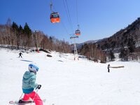 【春スキー】まだまだ滑れるスキー場をめいっぱい楽しむ！ 「ぽかぽか陽気で子どもや初心者にも優しい季節」 北海道・2022年