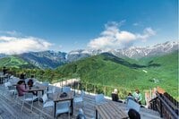 白馬きっての観光スポット『白馬岩岳マウンテンリゾート』 非日常空間で楽しむ「巨大ブランコに絶景ヨガ、山の音楽会に夏限定グルメ、ワンちゃんの避暑地にも」