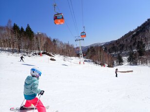 【春スキー】まだまだ滑れるスキー場をめいっぱい楽しむ！ 「ぽかぽか陽気で子どもや初心者にも優しい季節」 北海道・2022年