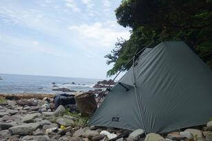 キャンプの準備や撤収が激ラクに！「ペグやポールを使わない」立木や石を利用したテント＆タープ設営のコツ！