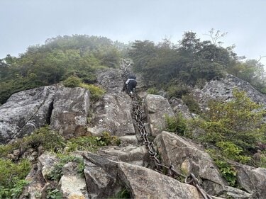 西日本最高峰・日本百名山「石鎚山」で“ほぼ垂直”＆“まさに修験”の鎖場