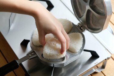 ソロキャンプバウルー 焼きおむすび 焼きおにぎり 型つき