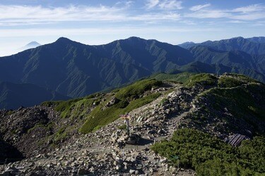 2ページ目) “南アルプスの女王” の異名を持つ「仙丈ヶ岳」 電波も届か