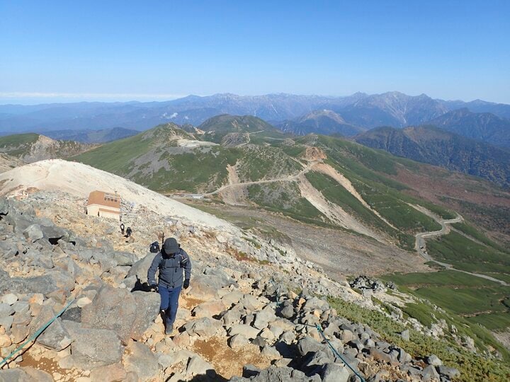 【晩秋登山】シャトルバス運行終了間近、澄みきった青空広がる「乗鞍岳」へ！  下山後は高原を散策して心身を癒す「歩治」を体験 