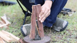 逆発想の「薪割り」アイテム！ ナイフ・鉈での「バトニング」技術＆腕力不要「16mm厚クサビ」で広葉樹もパッカリ！【サトリ―「vedz」ロブくん・バールくん】