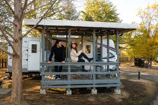 「ダブルベッドにエアコン完備」の究極の車中泊！ 本場アメリカ「憧れのトレーラーハウス」宿泊体験レポート