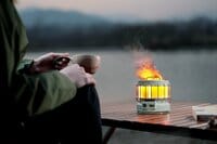 「焚き火モード」搭載のLEDランタン！？ 「オレンジの光＆加湿ミスト」が「癒しの炎」を演出【フレックステイル「MAX LANTERN」】