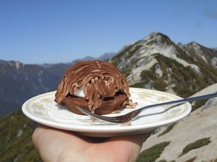 【山の上とは信じられない】登った人のみ味わえる“極うま”「山小屋グルメ」