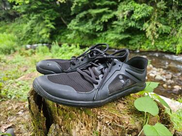 自然な歩き心地と、裸足感覚で人気！ 街歩きもアウトドアも楽しめる