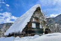 豪雪の世界遺産・岐阜県「白川郷」冬季限定の夜間ライトアップイベントの「幻想的な絶景」が人気沸騰！