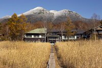 燃えるような紅葉「秋の尾瀬ヶ原」日本百名山「至仏山＆燧ヶ岳」との “コラボ絶景” ハイキング！  鳩待峠から竜宮十字路・見晴「現地レポ」